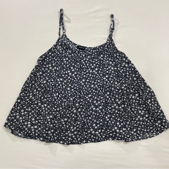 TORRID NAVY FLORAL GAUZE SHIRRED HEM BABYDOLL CAMI TOP SIZE 2 (2X/ 18-20) - Picture 3 of 16